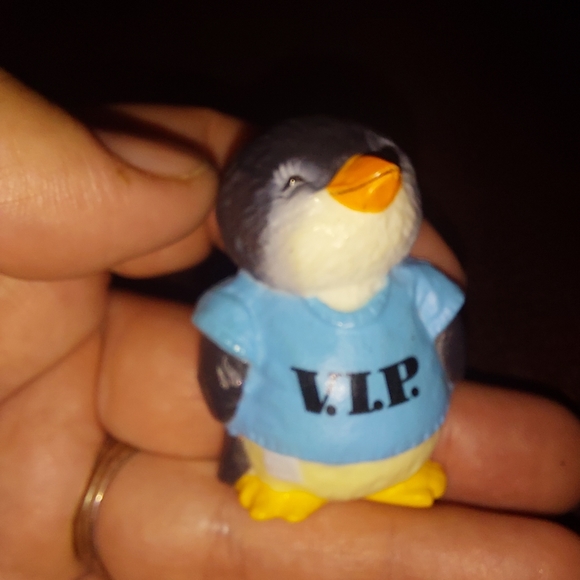 Vintage Hallmark Shirt Tales Penguin VIP Pin Back Lapel Hat Pin VTG GUC - Picture 6 of 8